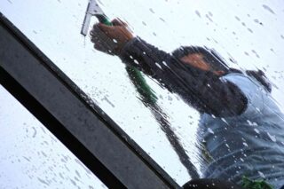 Vetri Splendenti a Roma: La Pulizia Professionale che Illumina i Tuoi Spazi